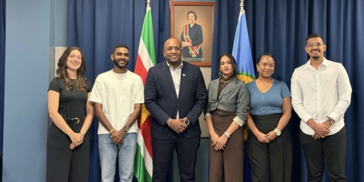 melvin bouva en surinaamse studenten