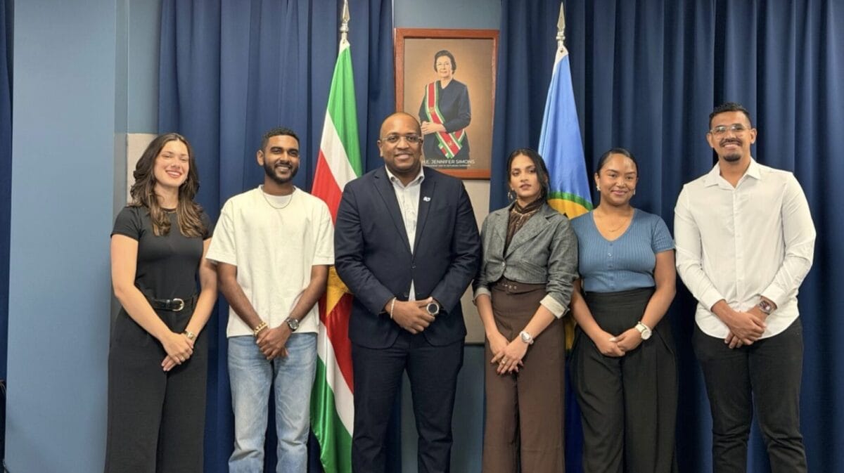 melvin bouva en surinaamse studenten