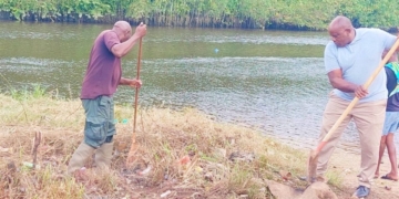 vuil bij water milieu