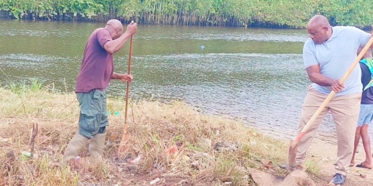 vuil bij water milieu