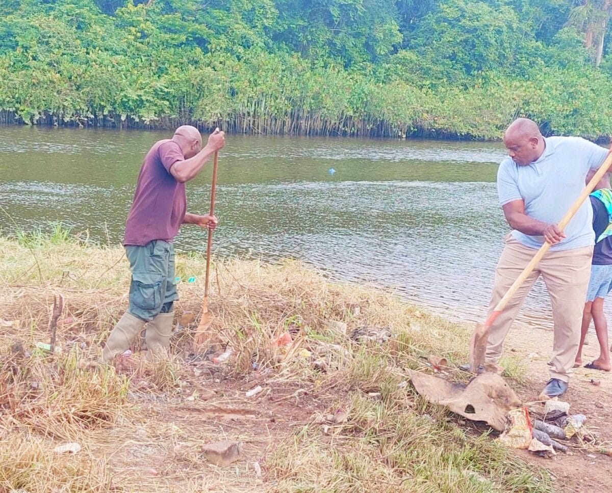 vuil bij water milieu