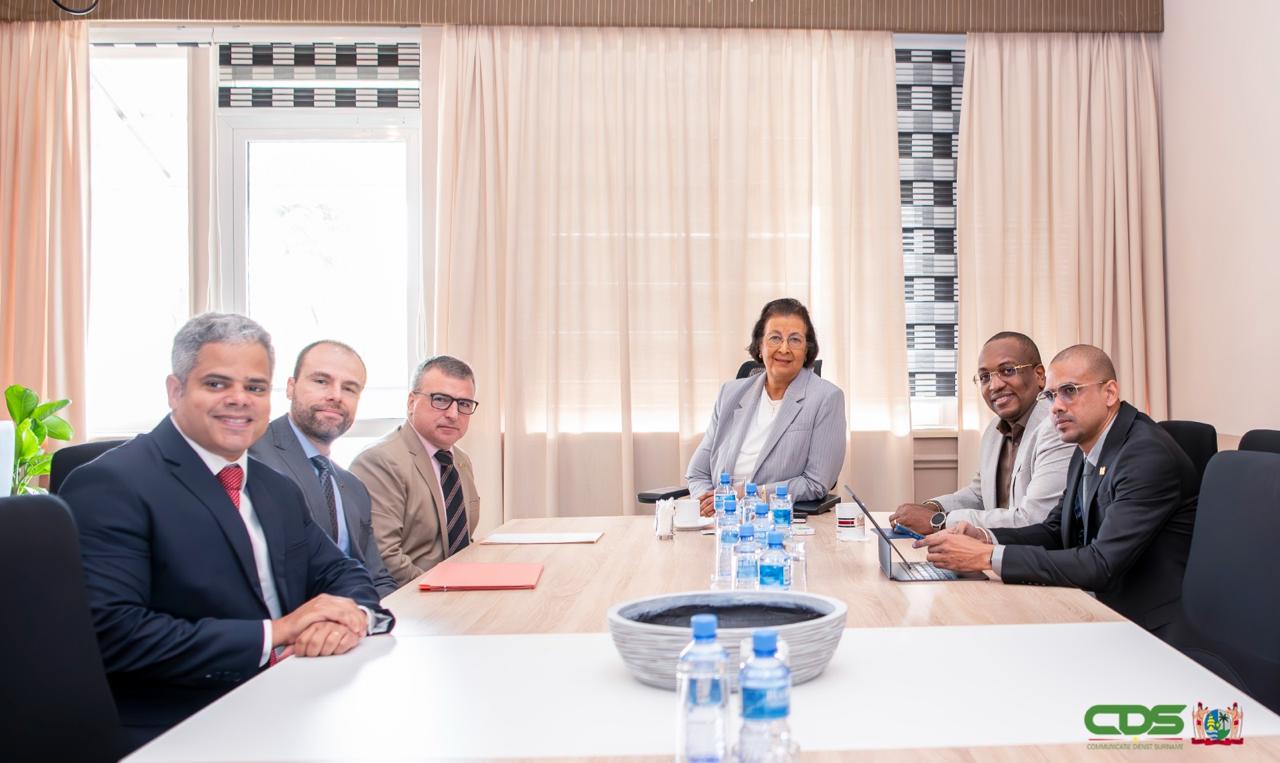 President Simons in overleg met Braziliaanse ambassadeur Santarosa en Embraer over luchtvaartconnectiviteit