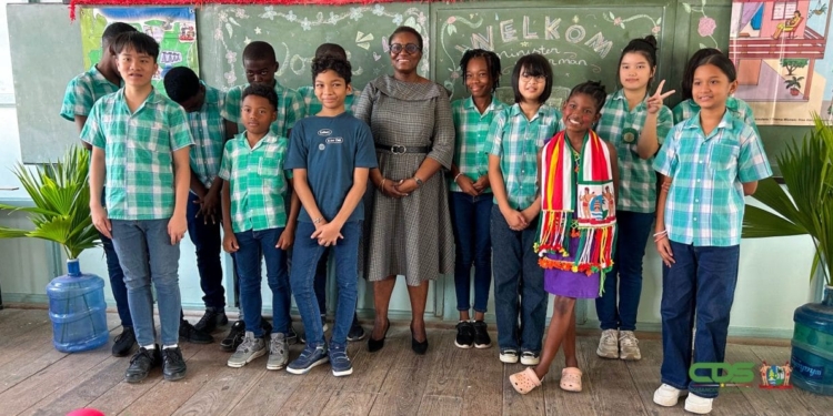 Minister Wijnerman leest voor aan schoolkinderen tijdens Nationale Voorleesdag