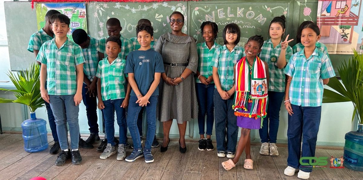 Minister Wijnerman leest voor aan schoolkinderen tijdens Nationale Voorleesdag