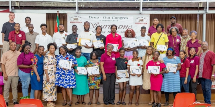 President Simons reikt certificaten uit aan jonge ondernemers na afronding training Van Droom Naar Doel