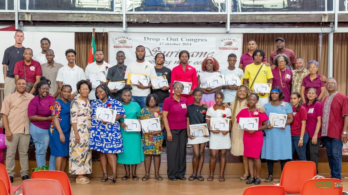 President Simons reikt certificaten uit aan jonge ondernemers na afronding training Van Droom Naar Doel