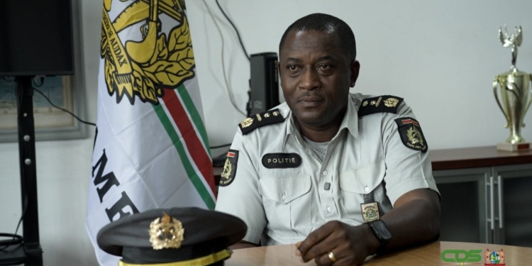 Waarnemend korpschef Pinas wil KPS moderniseren met bodycams en kogelwerende vesten voor alle agenten