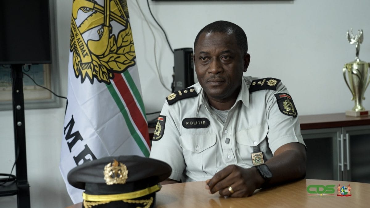 Waarnemend korpschef Pinas wil KPS moderniseren met bodycams en kogelwerende vesten voor alle agenten