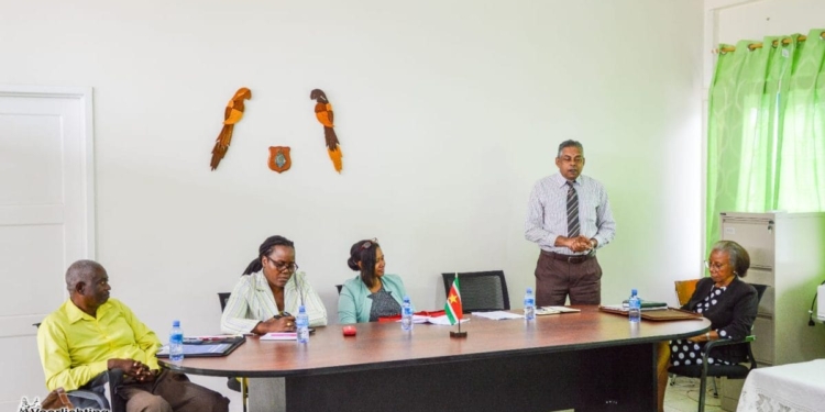 Ministeries JusPol en Onderwijs bespreken optimalisatie onderwijs voor jongeren in Opa Doeli