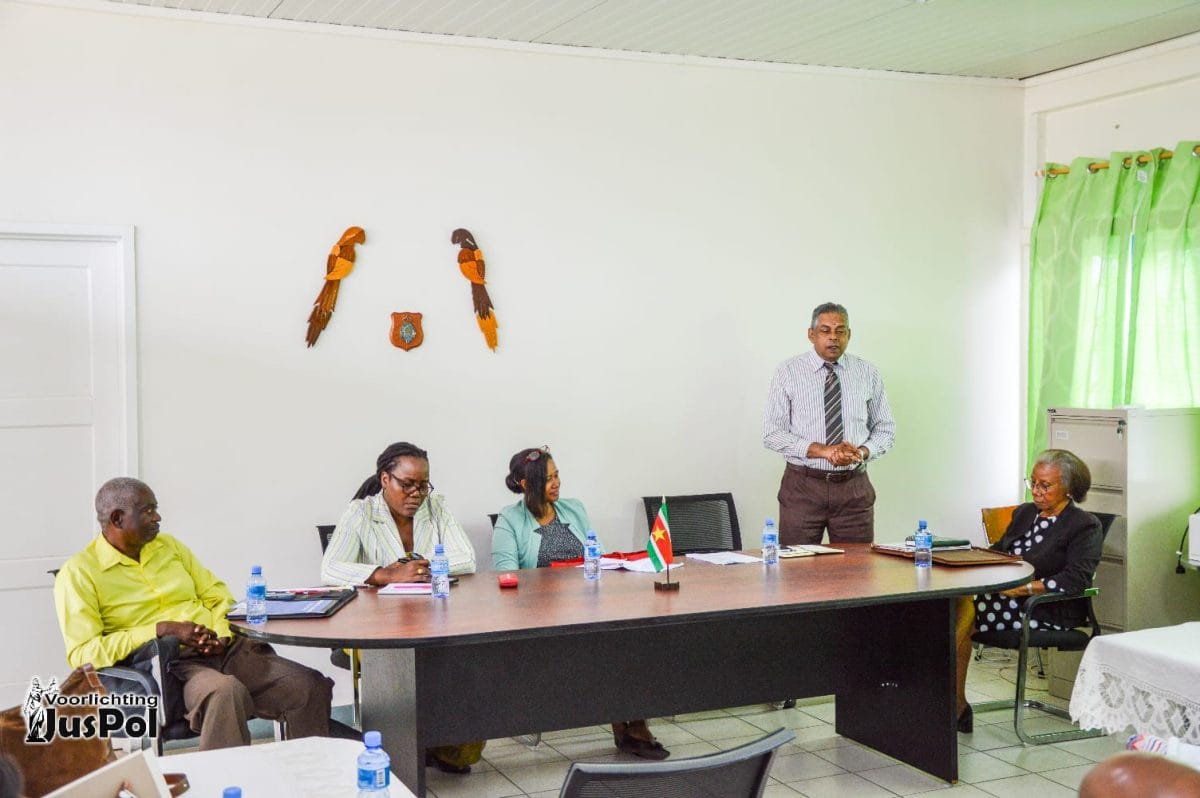 Ministeries JusPol en Onderwijs bespreken optimalisatie onderwijs voor jongeren in Opa Doeli