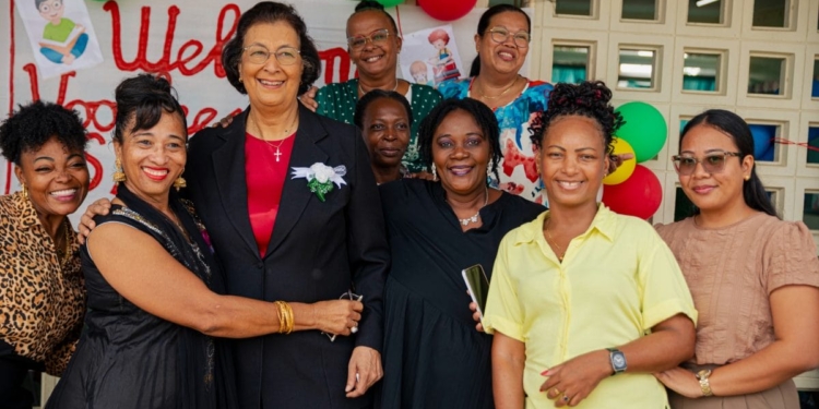 President Simons feliciteert Surinaamse vrouwen met Internationale Vrouwendag tijdens regeringspersconferentie