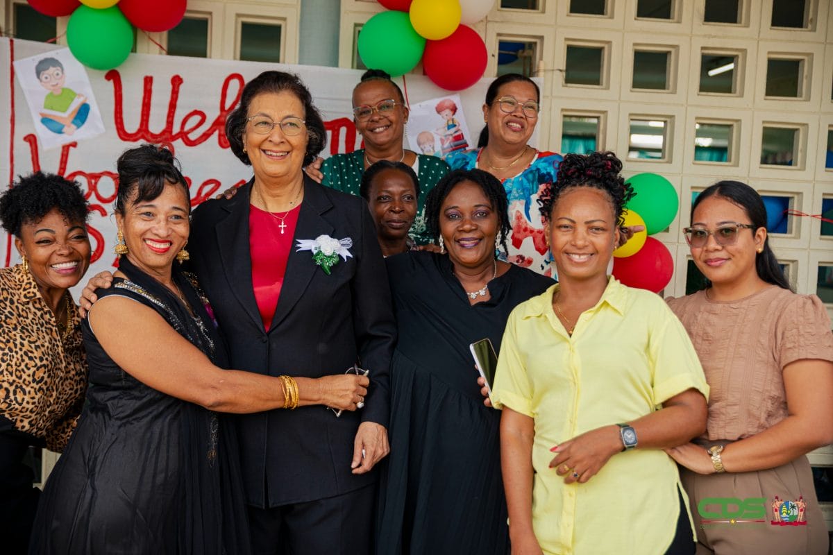 President Simons feliciteert Surinaamse vrouwen met Internationale Vrouwendag tijdens regeringspersconferentie