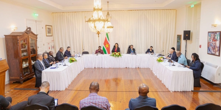 President Simons zet in op digitalisering zorg en herstel van scholen in Suriname.