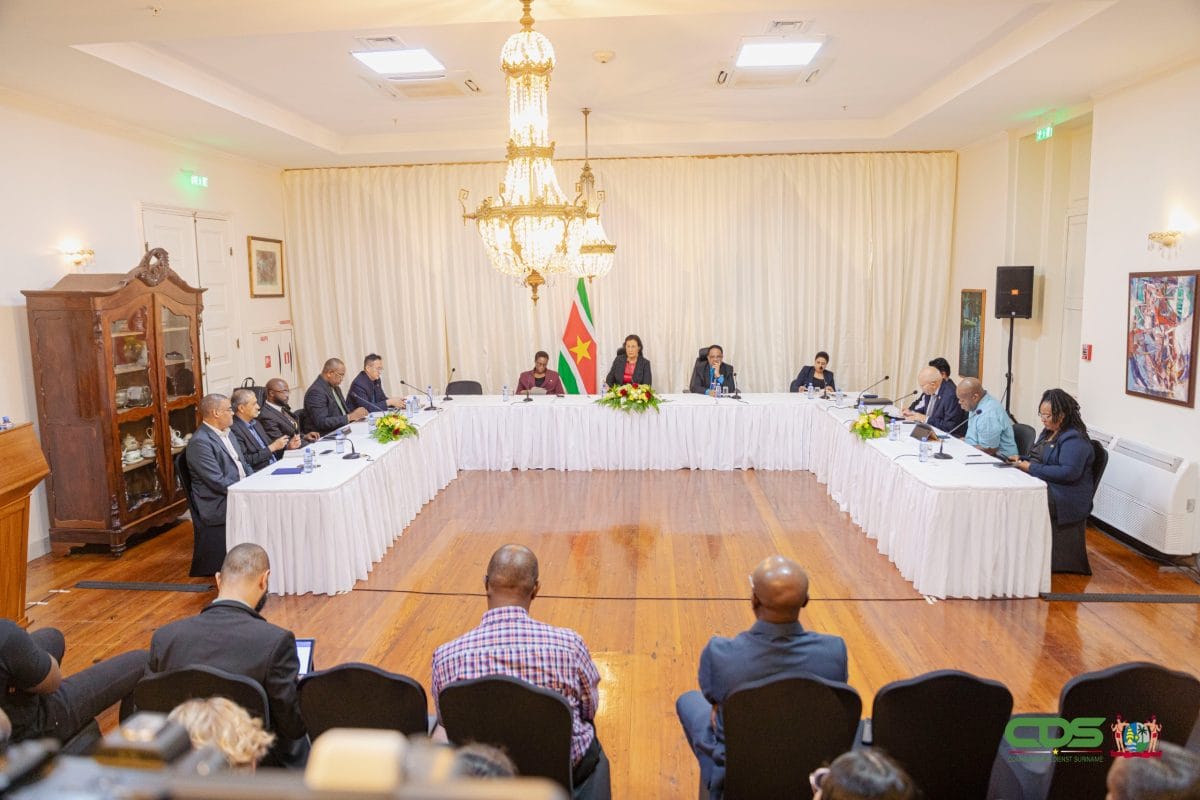 President Simons zet in op digitalisering zorg en herstel van scholen in Suriname.