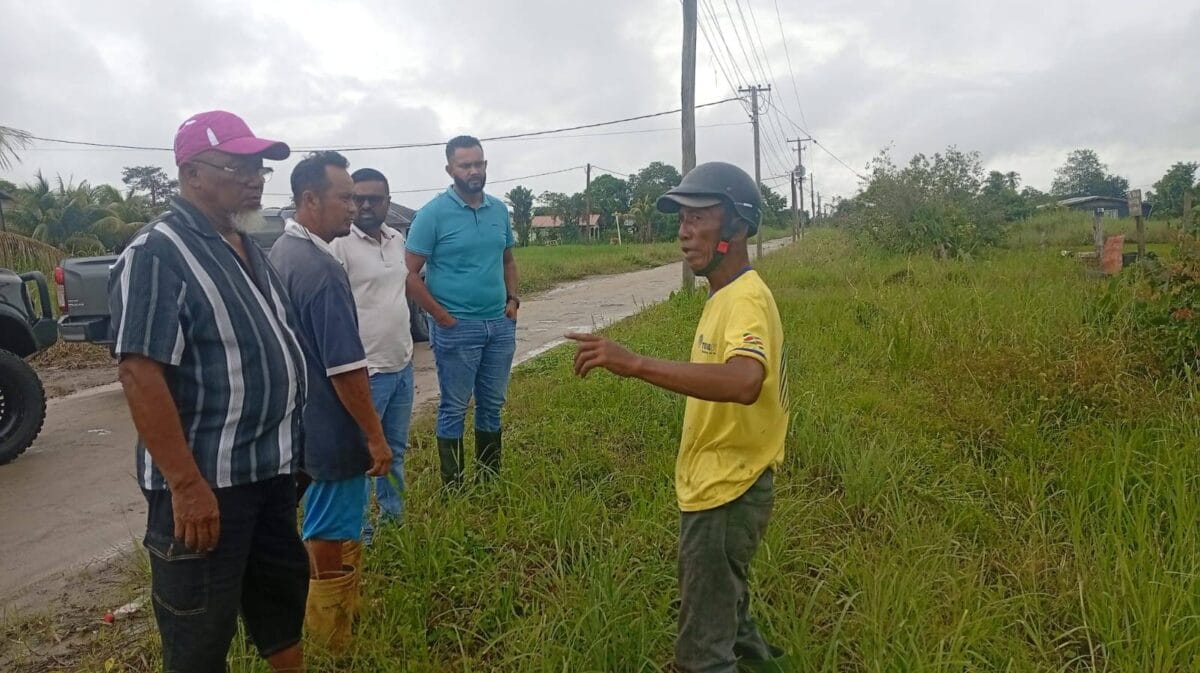 landbouwers en bewoners wanica wateroverlast