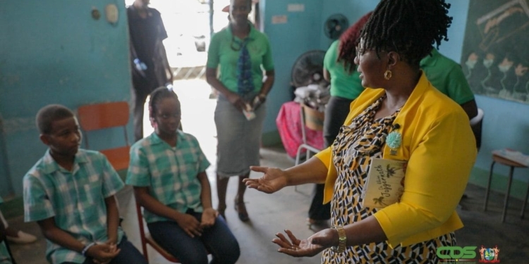 Minister Pokie leest voor uit De Kleine Jaggernath op W. Buchnerschool en overhandigt schooltassen