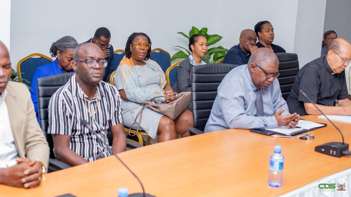 President Jennifer Simons in overleg met geestelijke leiders over nationale gebedsdag en maatschappelijke ontwikkeling.