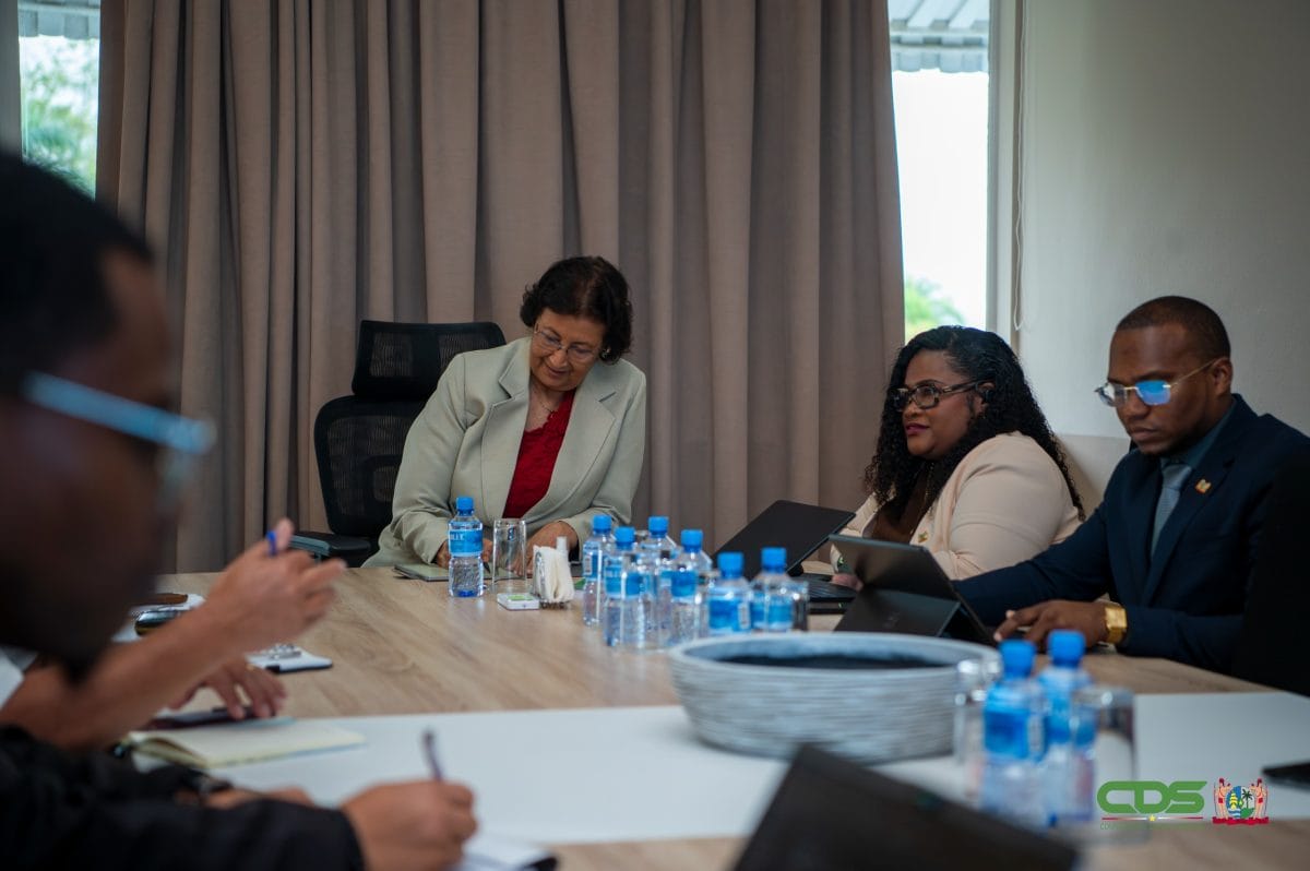 PURP presenteert voortgang aan president Simons en plant versterking damwand langs Surinamerivier