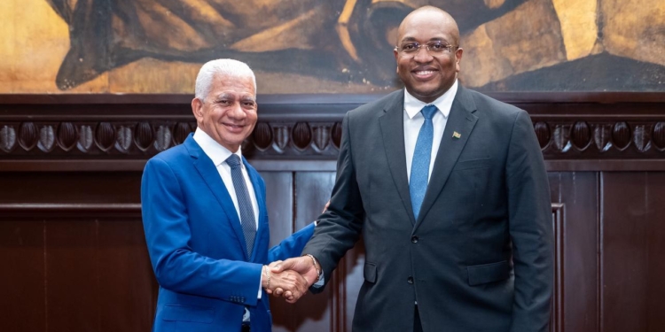 Minister Melvin Bouva in gesprek met Senaatsvoorzitter Ricardo de los Santos tijdens werkbezoek aan de Dominicaanse Republiek.