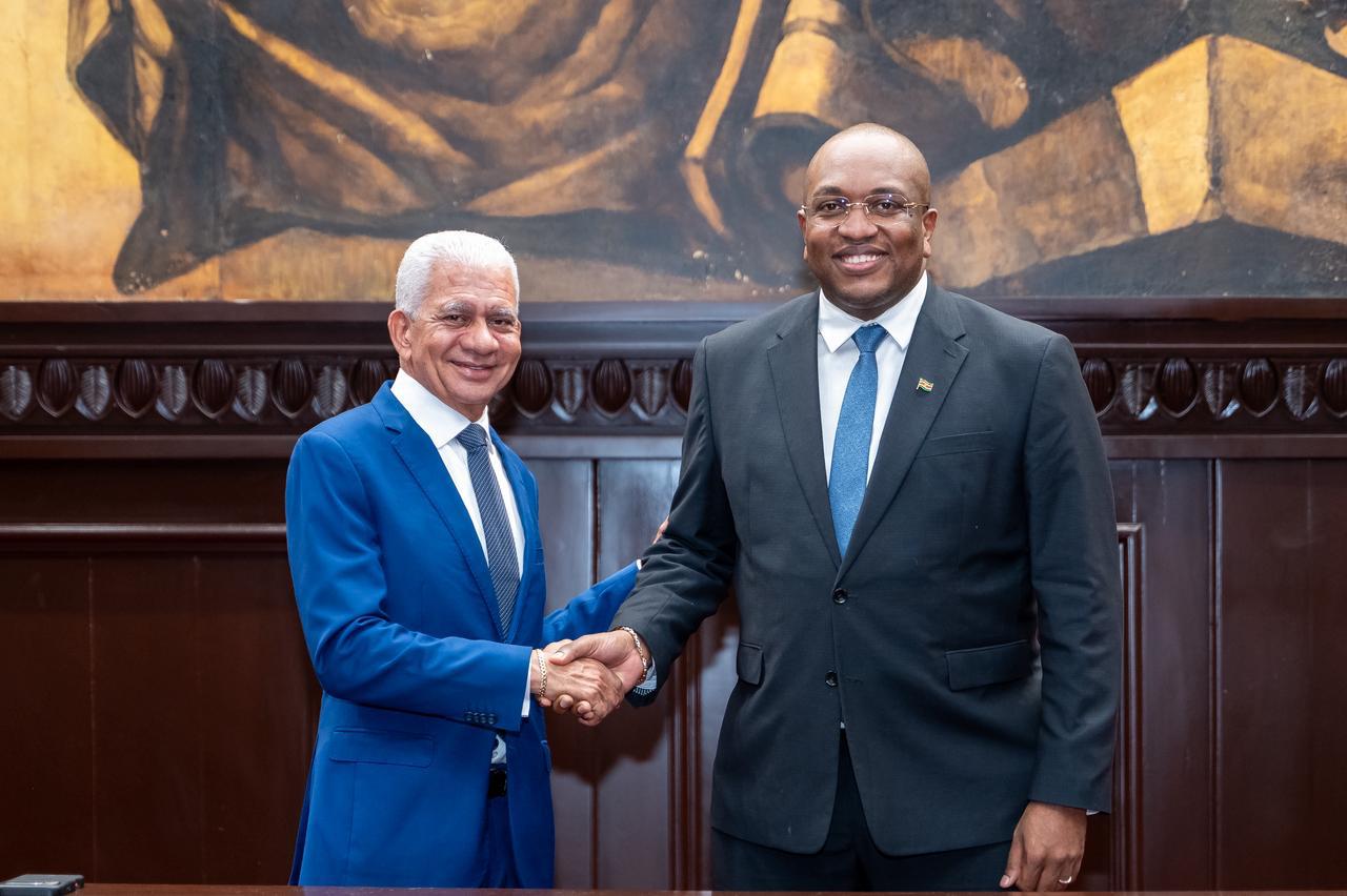 Minister Melvin Bouva in gesprek met Senaatsvoorzitter Ricardo de los Santos tijdens werkbezoek aan de Dominicaanse Republiek.