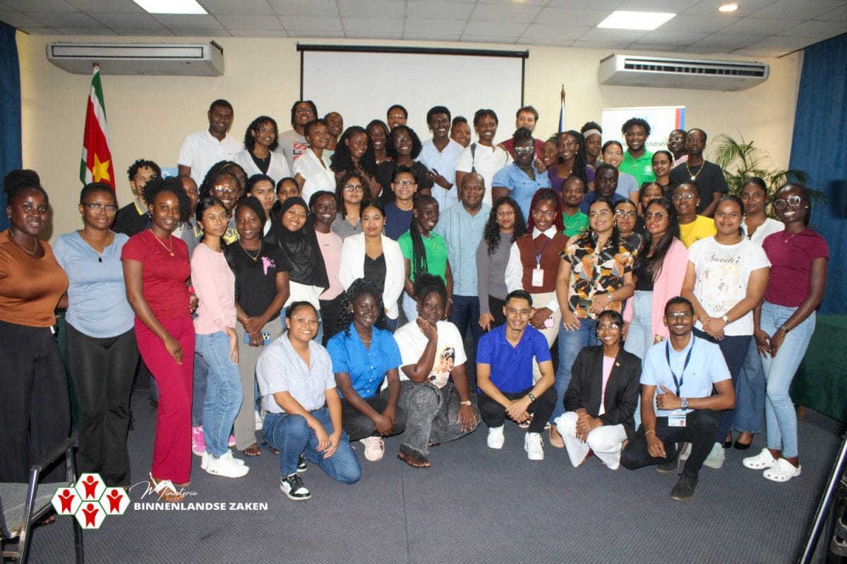 Minister Marinus Bee spreekt studenten toe tijdens afsluiting van Bestuurskunde Week aan de Anton de Kom Universiteit.
