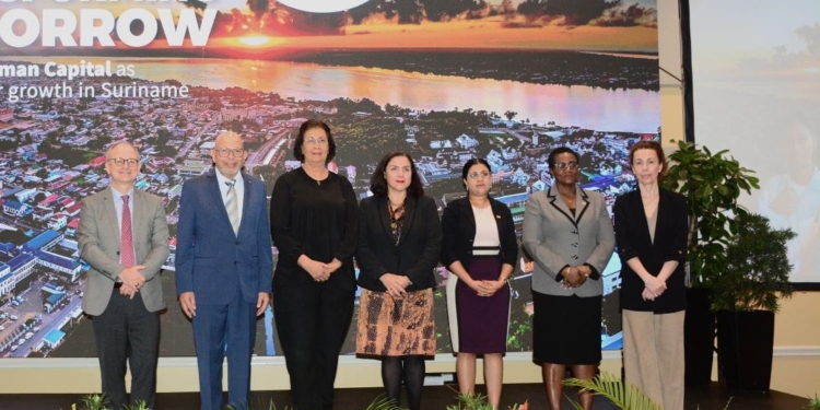 Opening van de onderwijsconferentie in de Royal Ballroom van Hotel Torarica met optredens van kinderen