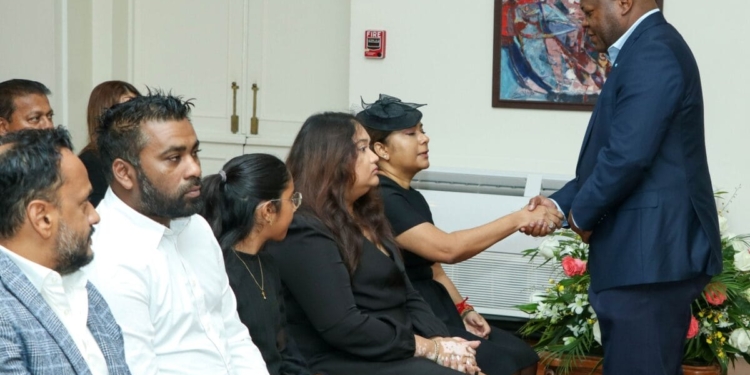 Bee en mellisa santokhi