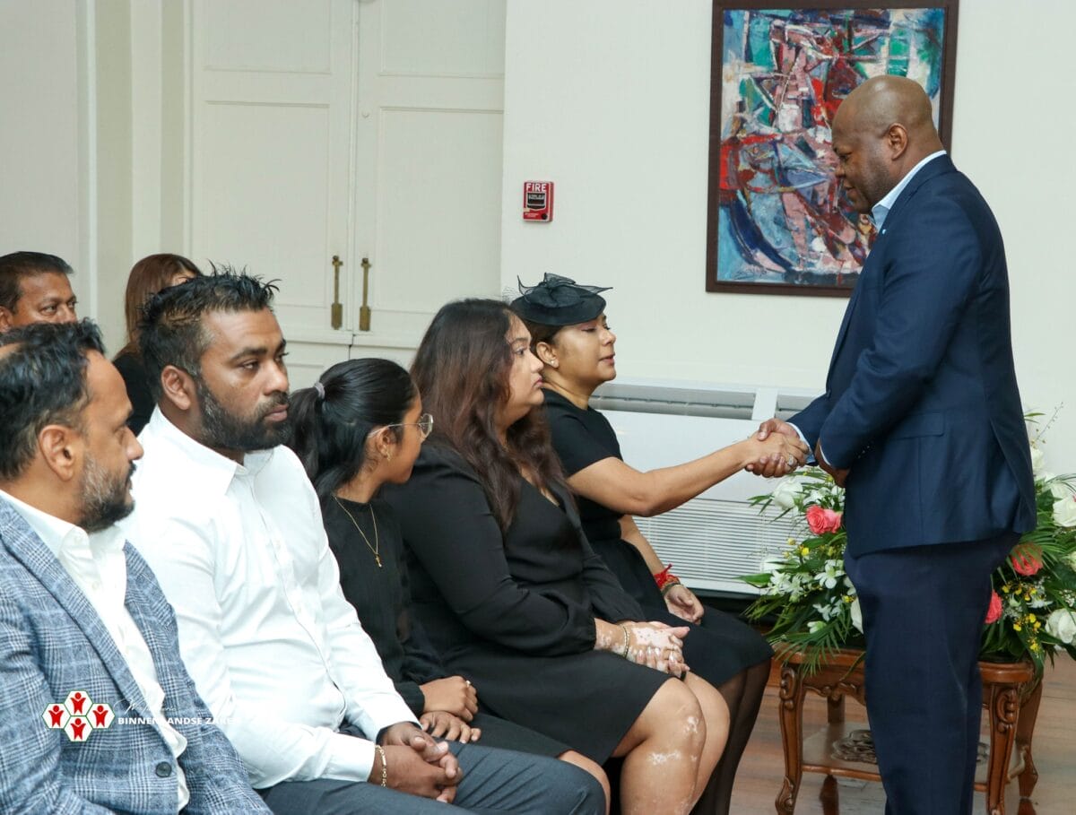 Bee en mellisa santokhi