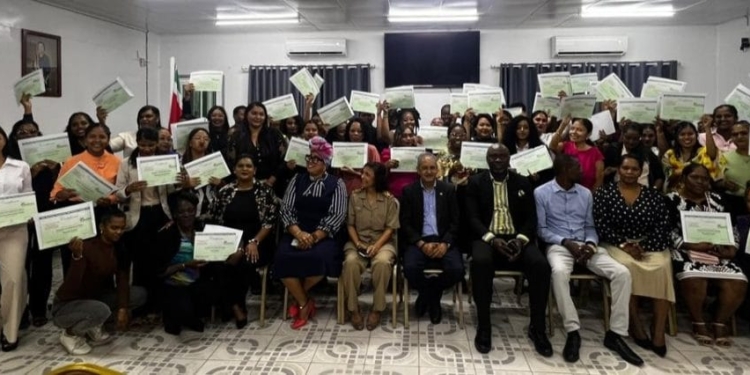 Deelnemers ontvangen certificaat na afronding van gesubsidieerde hospitality training in Nickerie.