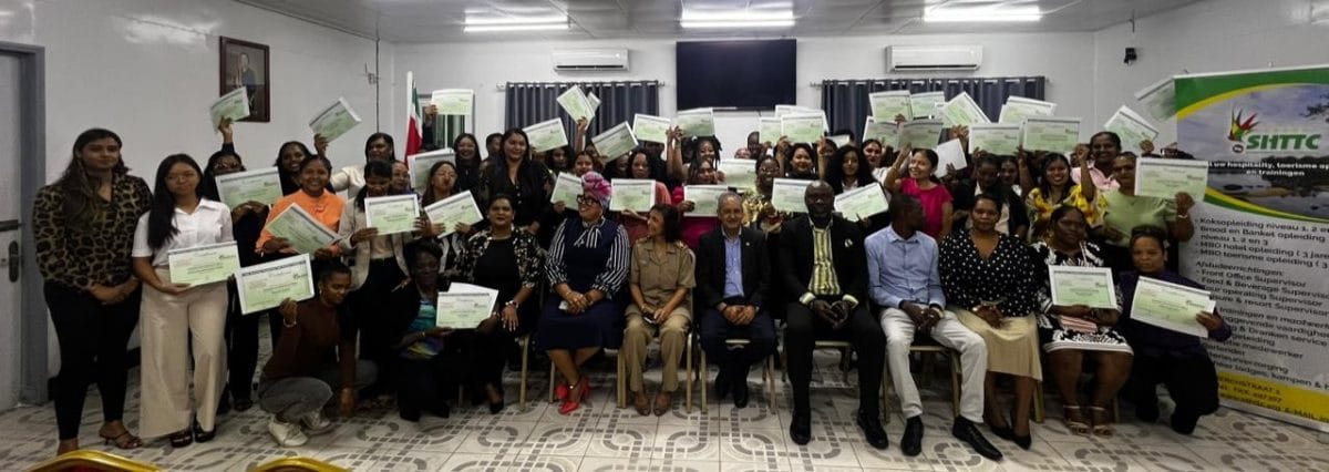 Deelnemers ontvangen certificaat na afronding van gesubsidieerde hospitality training in Nickerie.