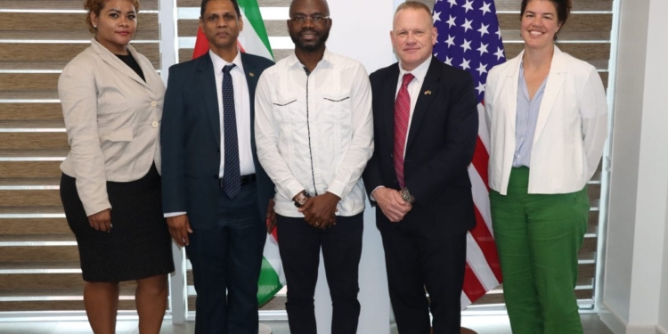 Amerikaanse zaakgelastigde Watzlavick in gesprek met minister Misiekaba over samenwerking gezondheidszorg