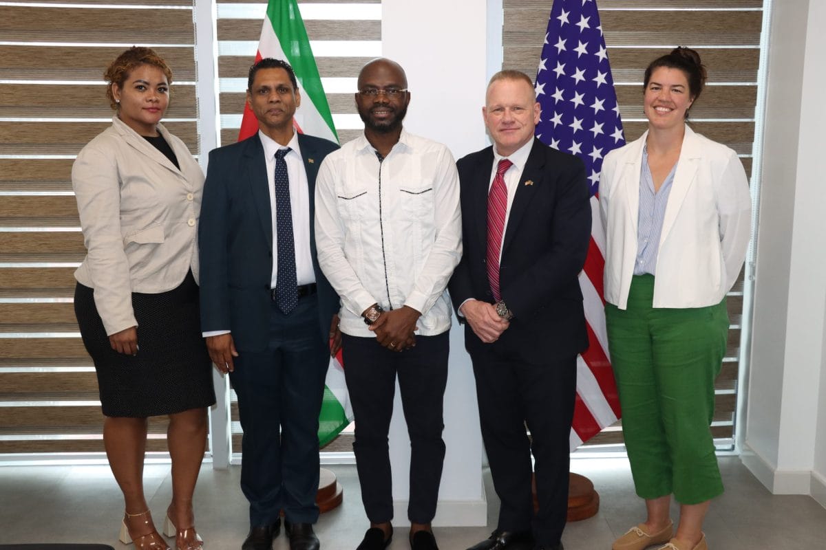 Amerikaanse zaakgelastigde Watzlavick in gesprek met minister Misiekaba over samenwerking gezondheidszorg