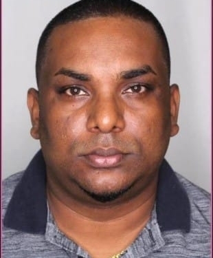 Politie zoekt verdachte in zaak van oplichting en verduistering en roept publiek op tot informatie.