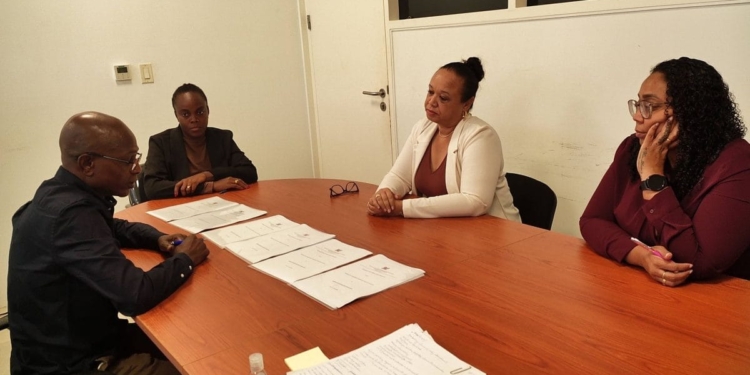 Directeur Verno Prijor en projectteam ondertekenen contract voor uitvoering van het luchtvaartproject Support Air Transport Suriname.