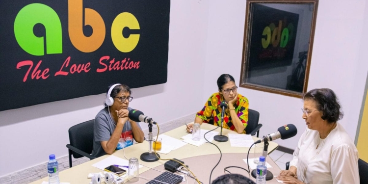 : President Jennifer Simons bespreekt actuele vraagstukken tijdens radioprogramma Welingelichte Kringen.