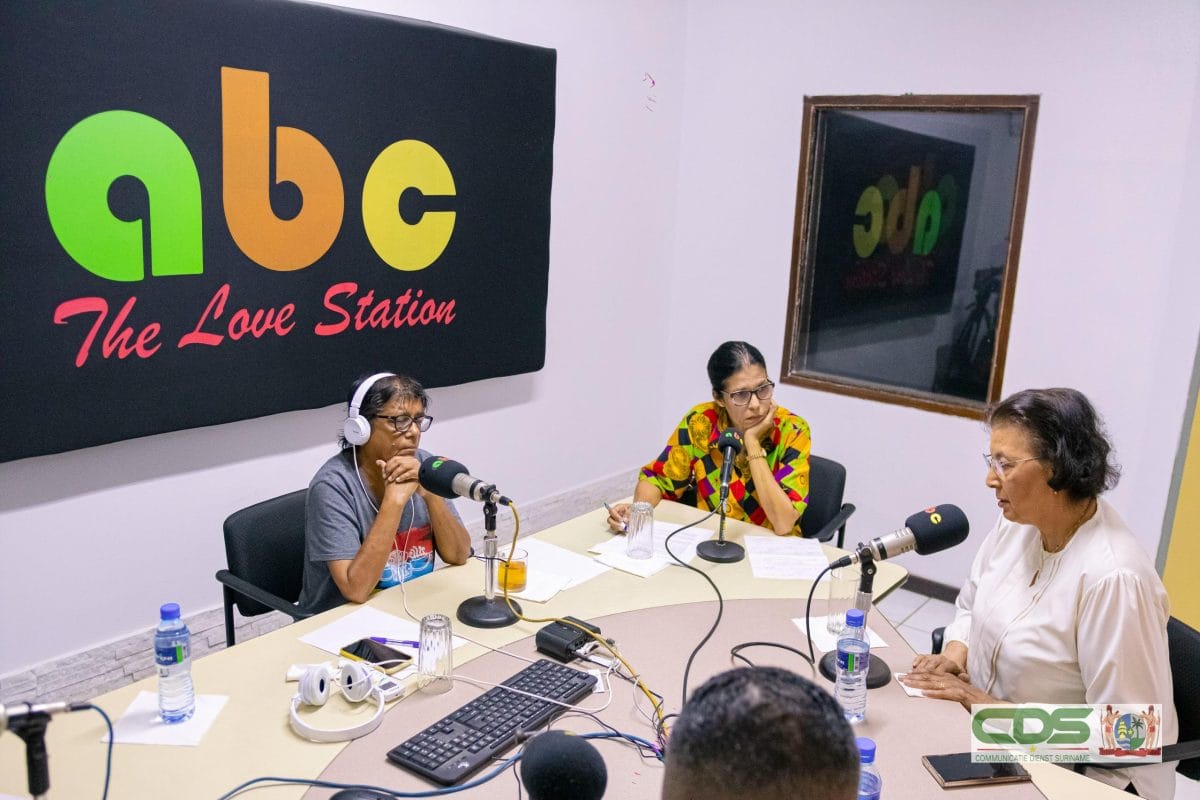 : President Jennifer Simons bespreekt actuele vraagstukken tijdens radioprogramma Welingelichte Kringen.