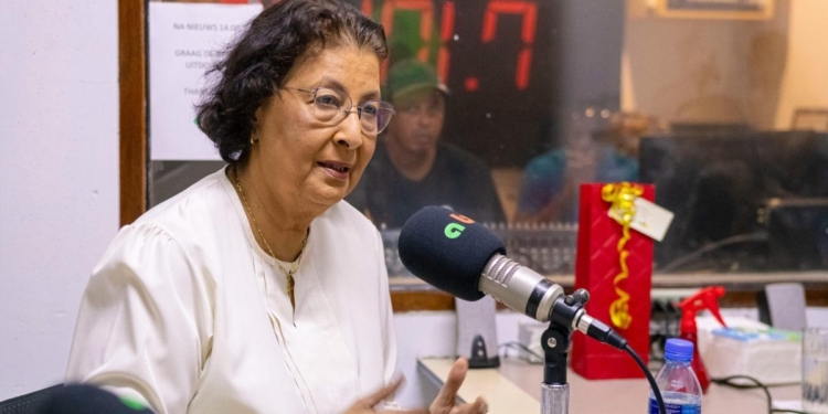 President Jennifer Simons licht standpunt toe over paspoortkwestie rond diaspora spelers in nationale selectie.