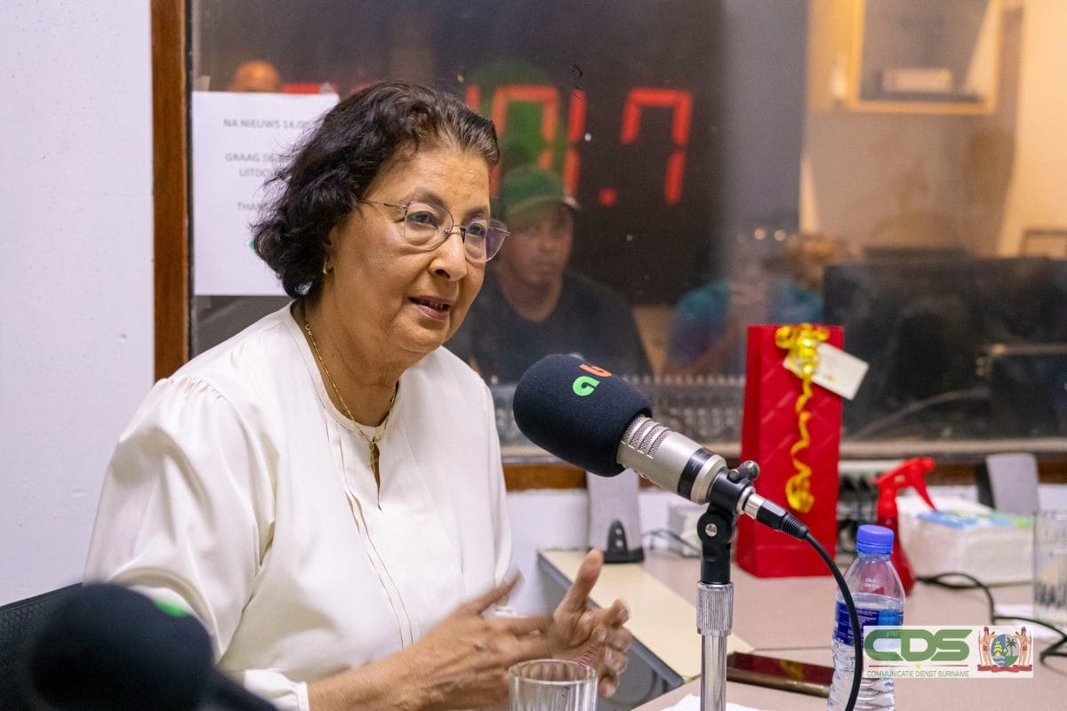 President Jennifer Simons licht standpunt toe over paspoortkwestie rond diaspora spelers in nationale selectie.