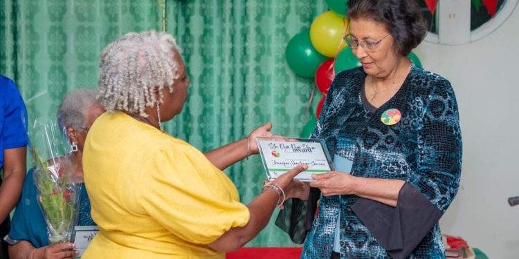 President Simons ontvangt Dya Dya Sranan Uma-award van VPAS voor bijdrage aan Surinaamse gemeenschap