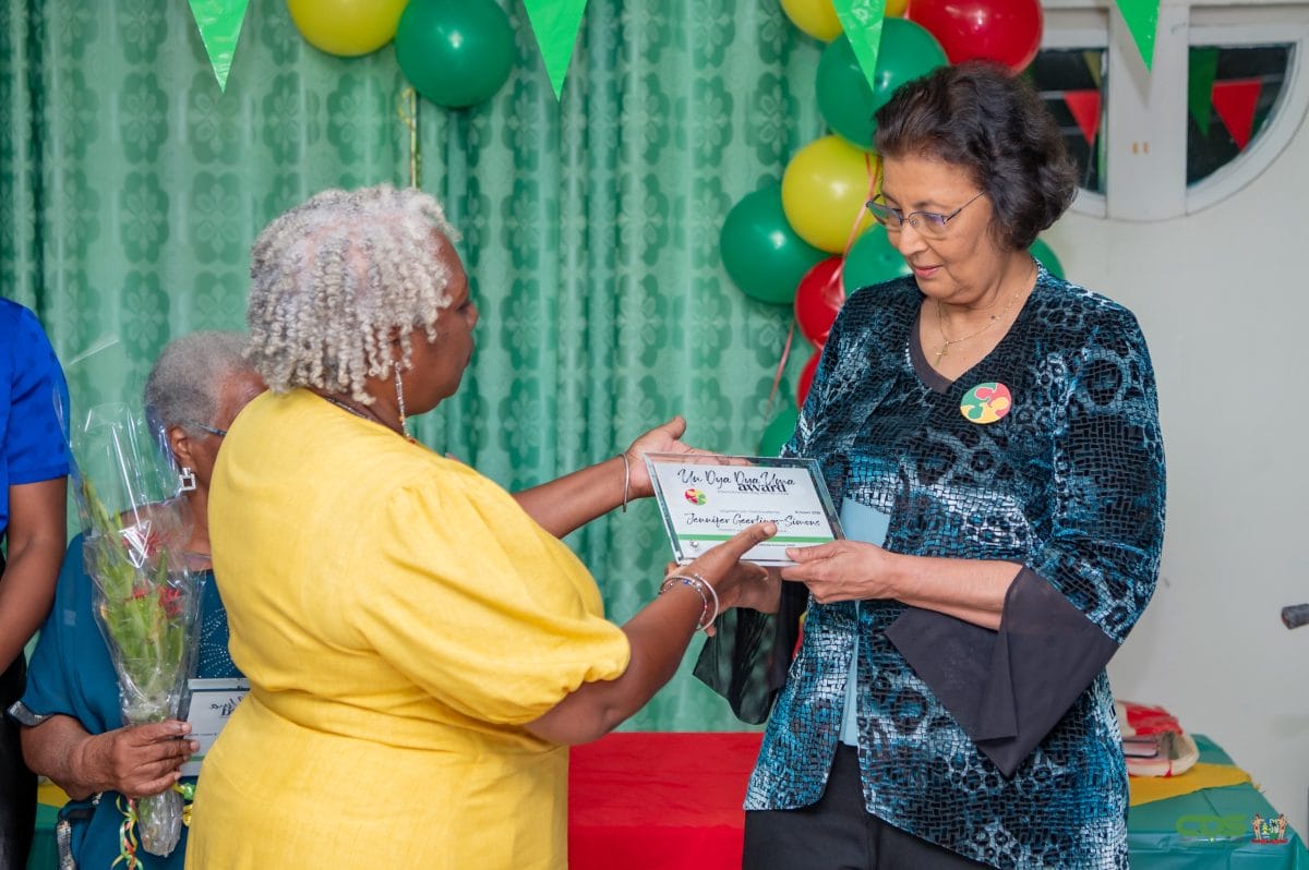 President Simons ontvangt Dya Dya Sranan Uma-award van VPAS voor bijdrage aan Surinaamse gemeenschap