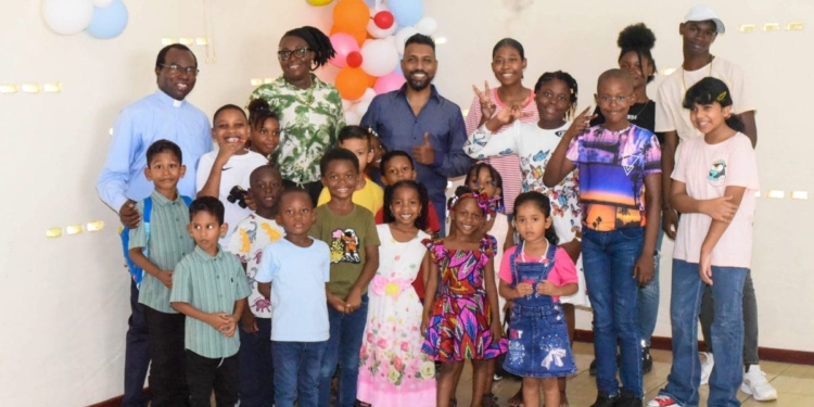 Minister Monorath bij paasbrunch voor kinderen met ingrijpende ervaringen in Sint Rosakerk