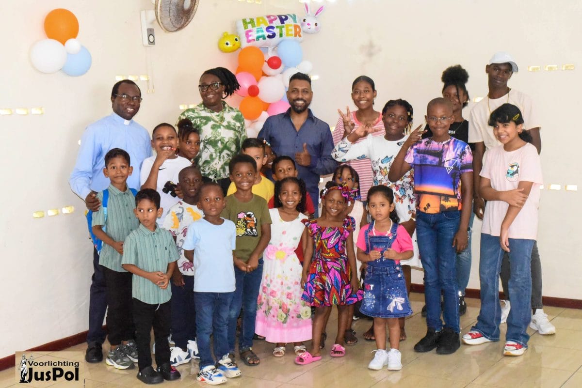 Minister Monorath bij paasbrunch voor kinderen met ingrijpende ervaringen in Sint Rosakerk