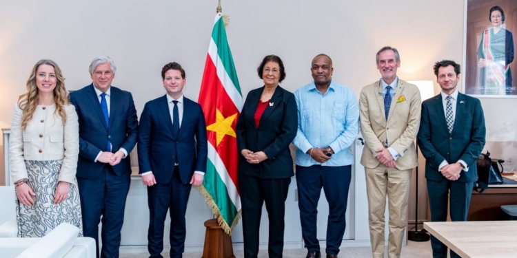 Kamervoorzitter Thom van Campen in gesprek met president Jennifer Simons tijdens officieel bezoek aan Suriname.