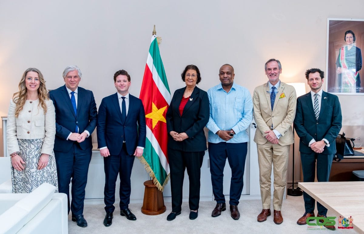 Kamervoorzitter Thom van Campen in gesprek met president Jennifer Simons tijdens officieel bezoek aan Suriname.