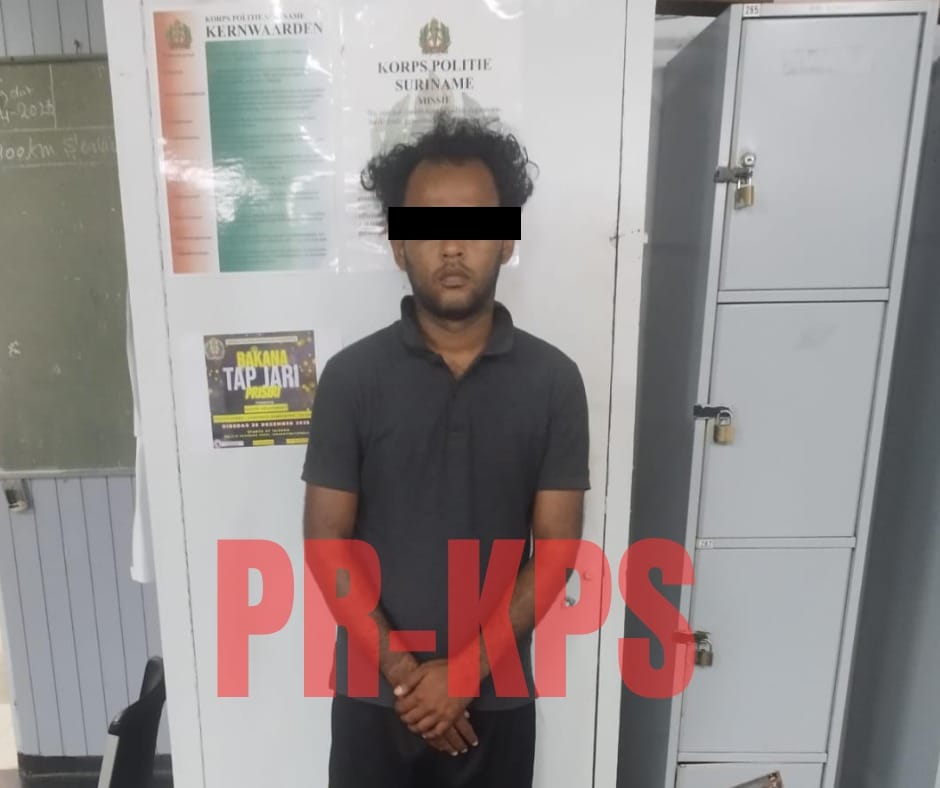 Verdachte aangehouden in Nickerie na oplichtingstruc waarbij een nepgriffier een vrouw geld liet afstaan.