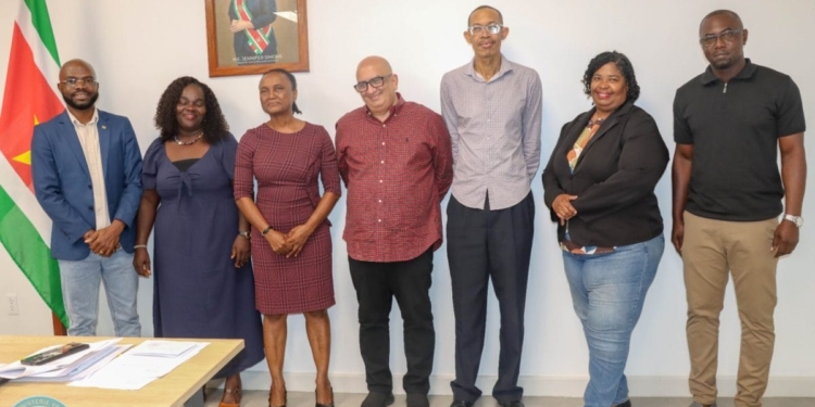 Minister André Misiekaba installeert nieuw bestuur van Jeugdtandverzorging Suriname met focus op betere mondzorg voor kinderen.