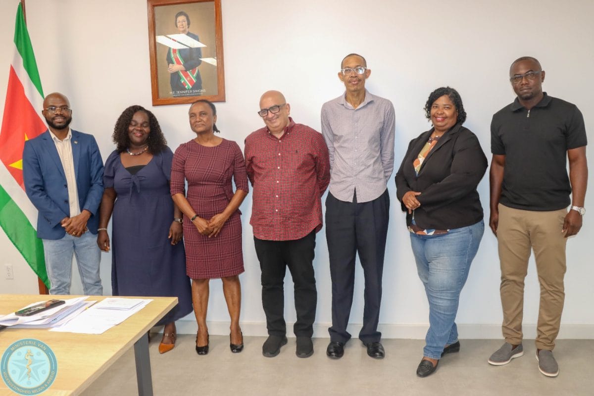 Minister André Misiekaba installeert nieuw bestuur van Jeugdtandverzorging Suriname met focus op betere mondzorg voor kinderen.