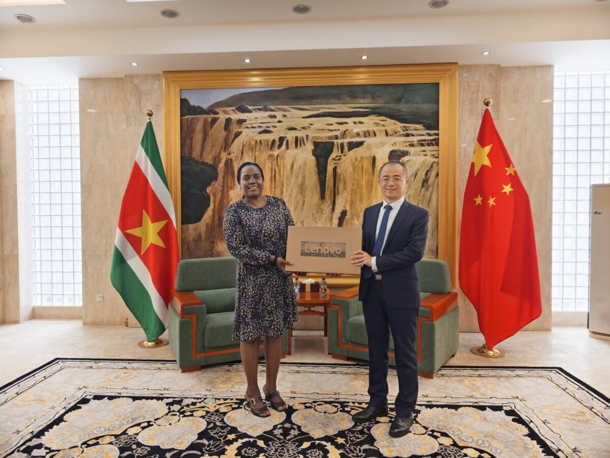 chinese ambassade doneert