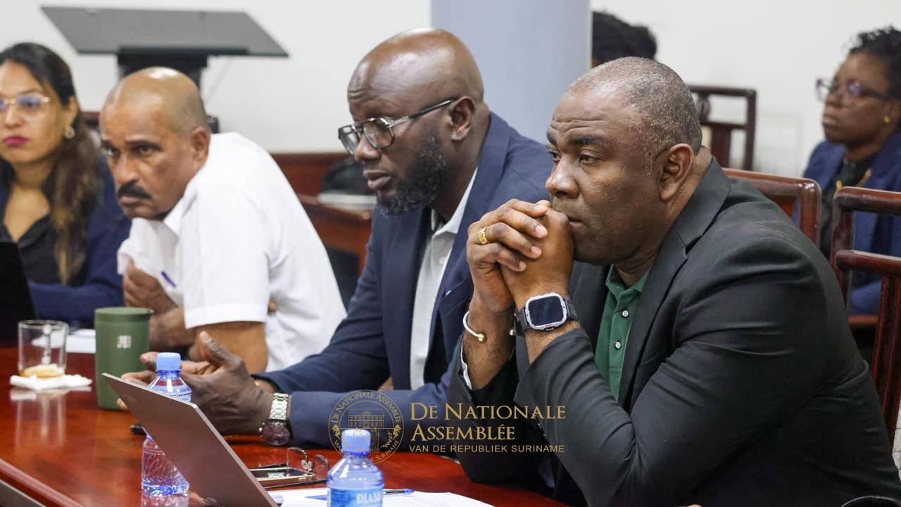 dna jogi jones en plein parlement dna