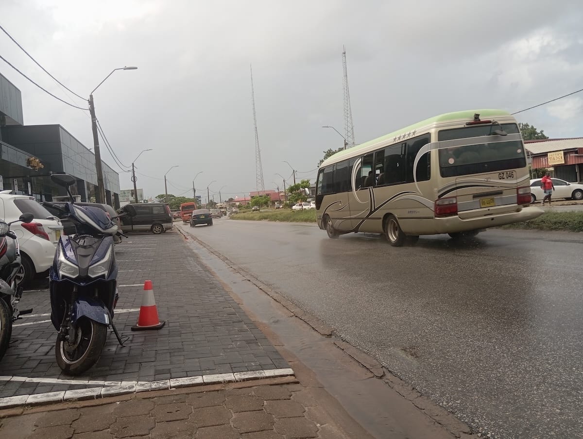 nvb bus straat paramaribo verkeer